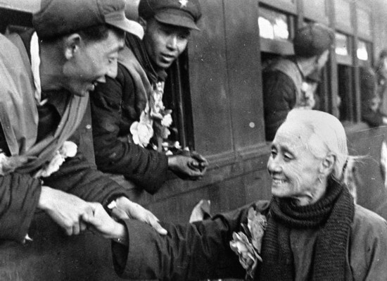 全國的鐵路工人們，一批批地志愿前往朝鮮前線工作，這是隴海路的鐵路工人魏志杰在臨行時和他母親告別的情形。新華社發(fā)（資料照片）