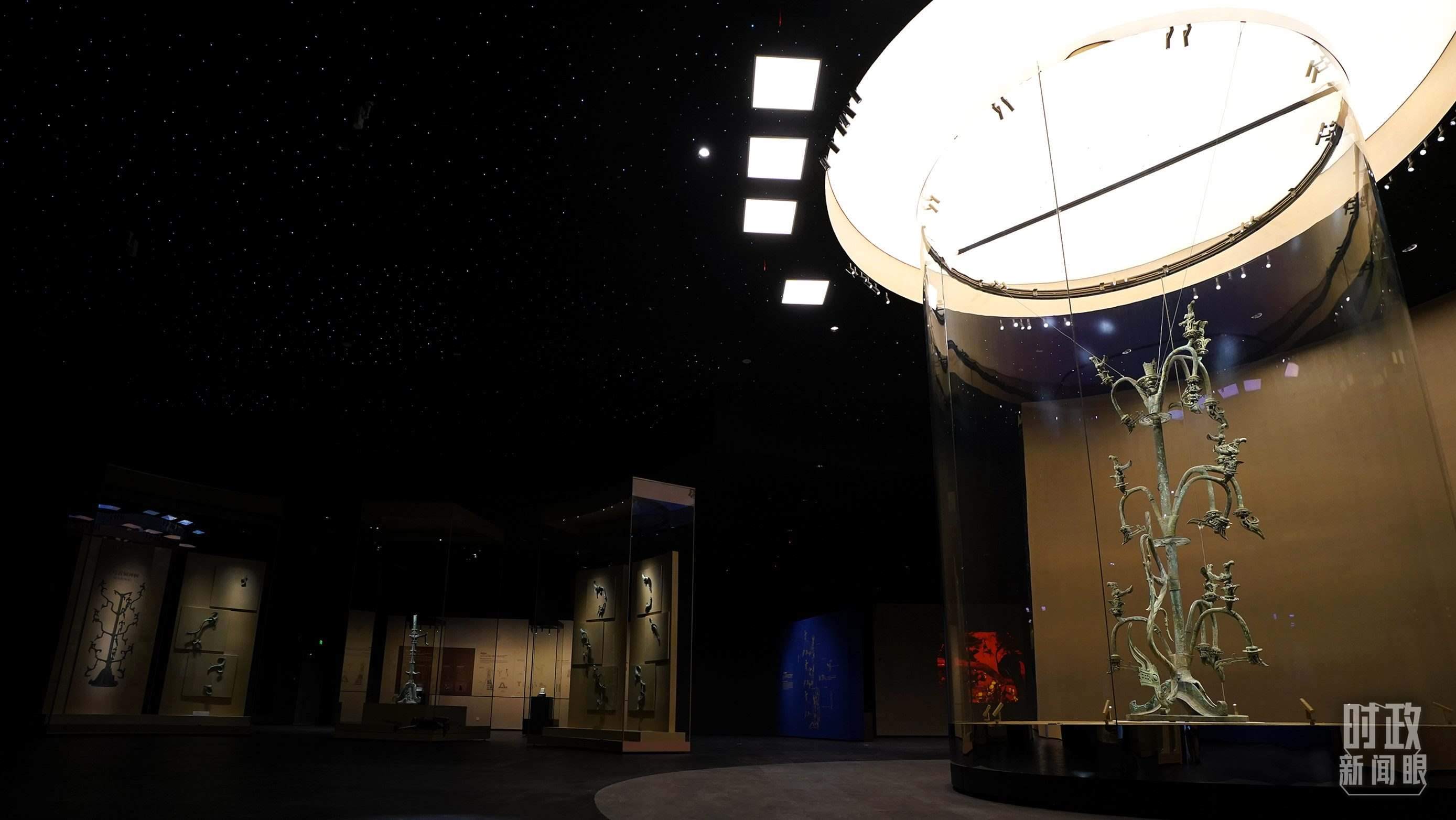 △三星堆出土的青銅神樹。（總臺國廣記者李晉拍攝）