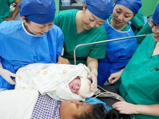 中國海軍“和平方舟”號醫(yī)院船在基里巴斯為29歲的塔拉瓦居民德阿瑞接生了一名“和平寶寶”（2023年7月16日攝）。新華社發(fā)（劉偉 攝）