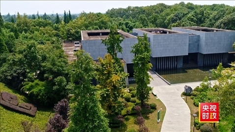 △2021年正式投入使用的三星堆文物保護修復館，堅持保護修復與考古研究同步進行，館內(nèi)分文保工作區(qū)和參觀區(qū)。