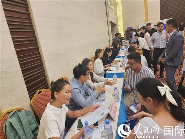 圖為中企代表與哈留華畢業(yè)生現(xiàn)場交流。人民網(wǎng)記者 李強(qiáng)攝