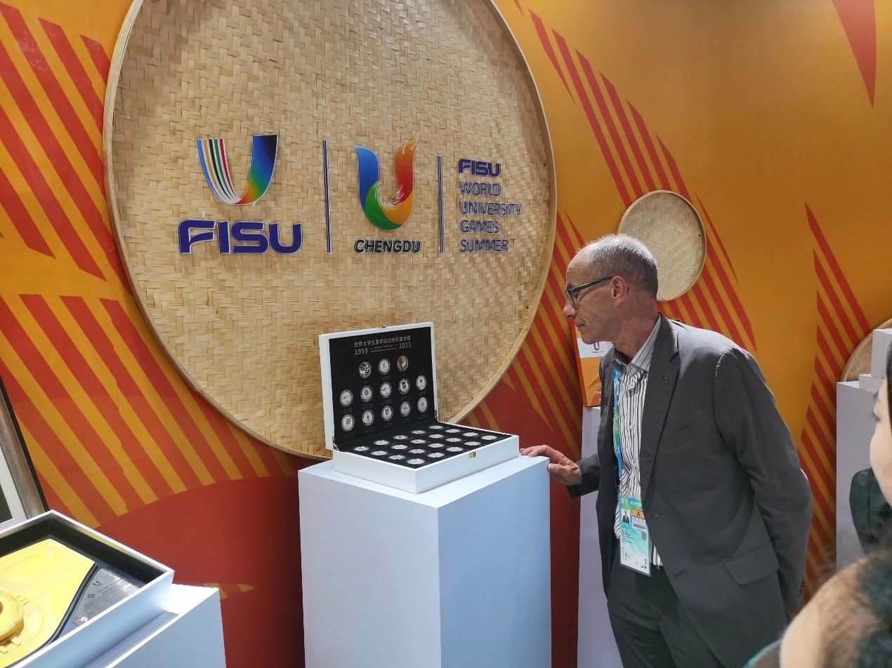 國際大體聯(lián)代理主席雷諾·艾德參觀大運(yùn)會特許商品。 人民網(wǎng)記者 楊磊攝