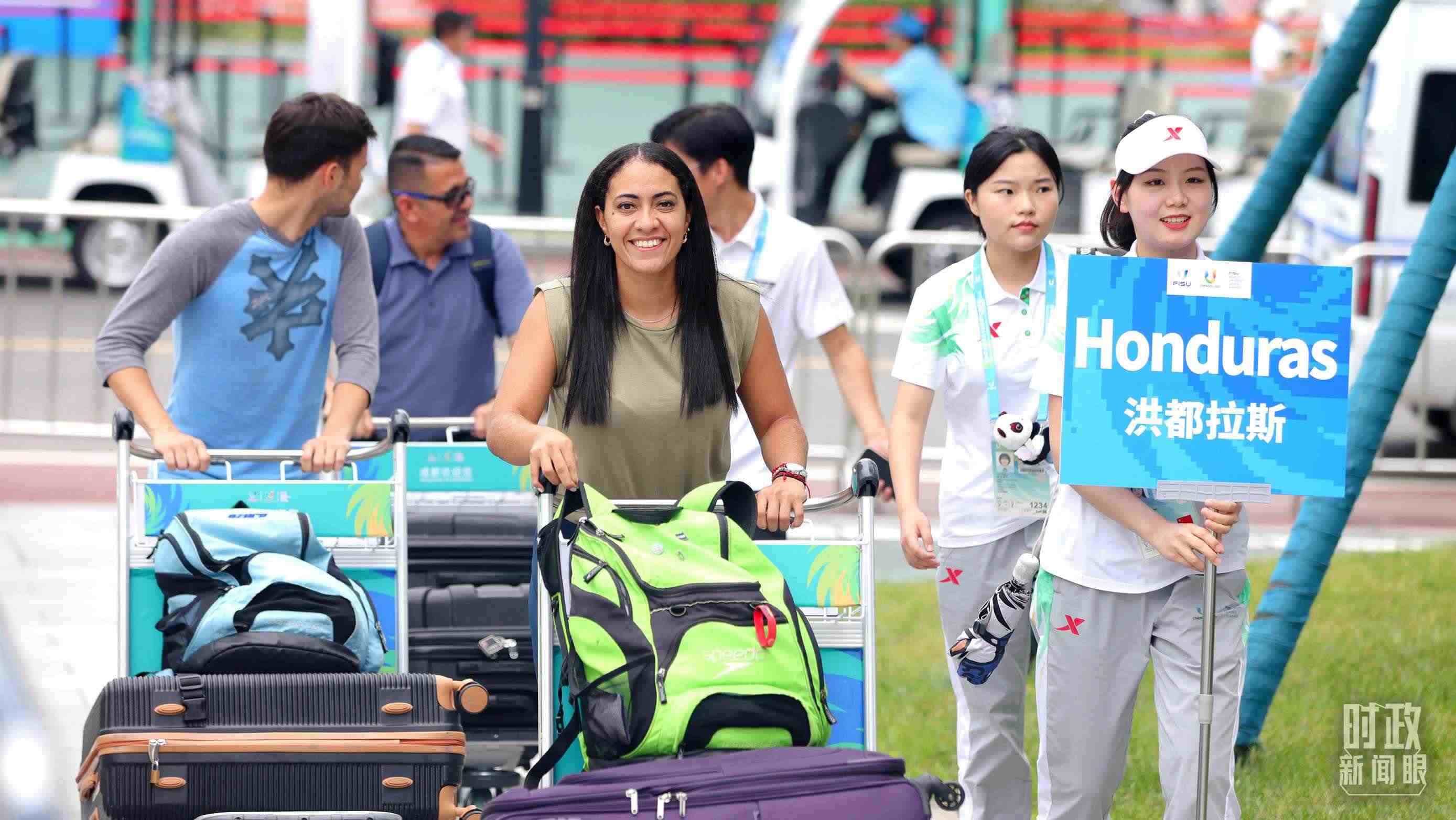 各國代表團(tuán)成員相繼抵達(dá)成都大運(yùn)村。（總臺(tái)央視記者魏幫軍拍攝）