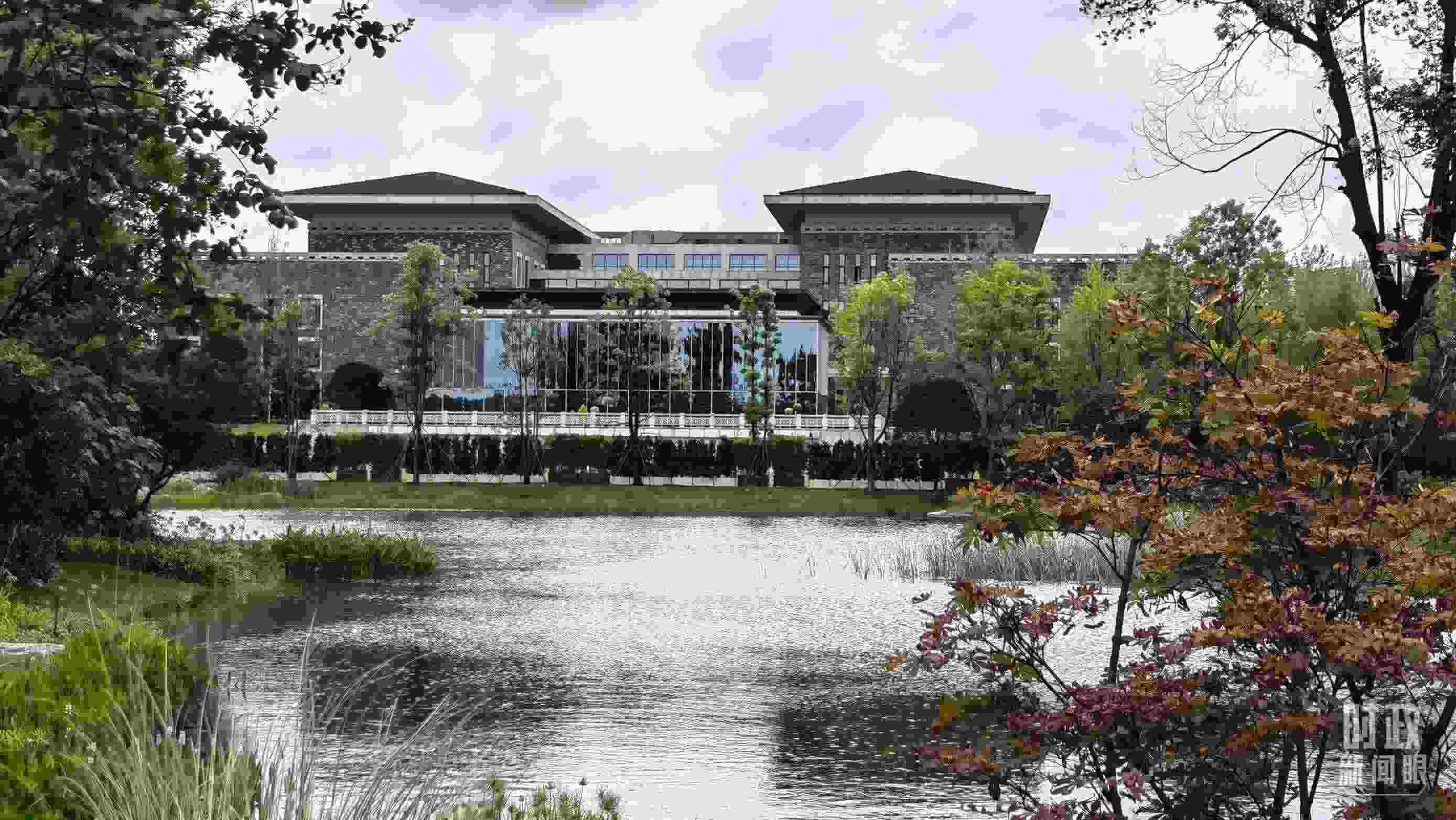 當(dāng)天，中印尼兩國元首在“錦蓉莊”舉行會(huì)見。（總臺(tái)央視記者韓銳拍攝）