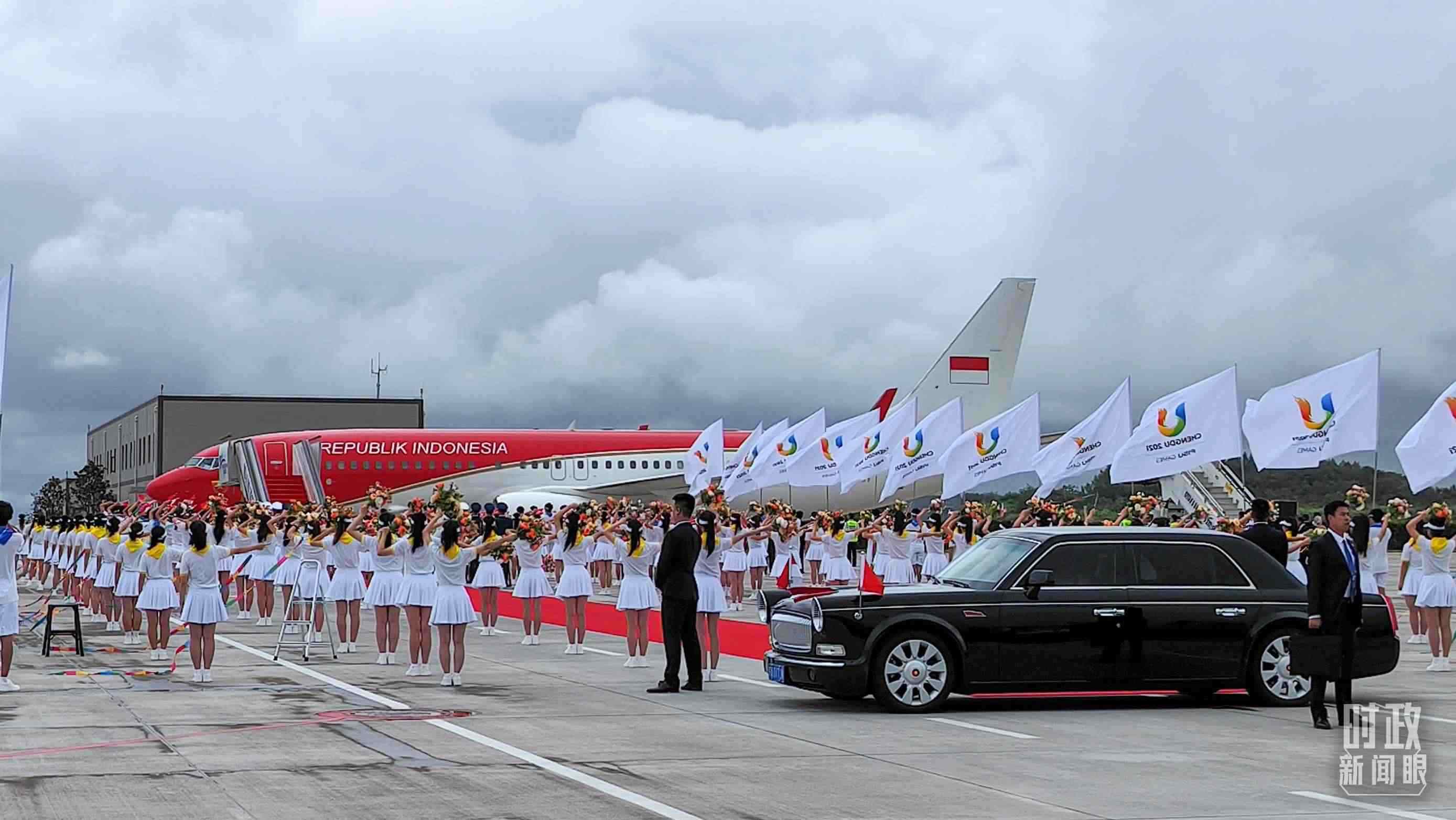 7月27日下午，印尼總統(tǒng)佐科抵達(dá)成都。（總臺(tái)央視記者王子杭拍攝）