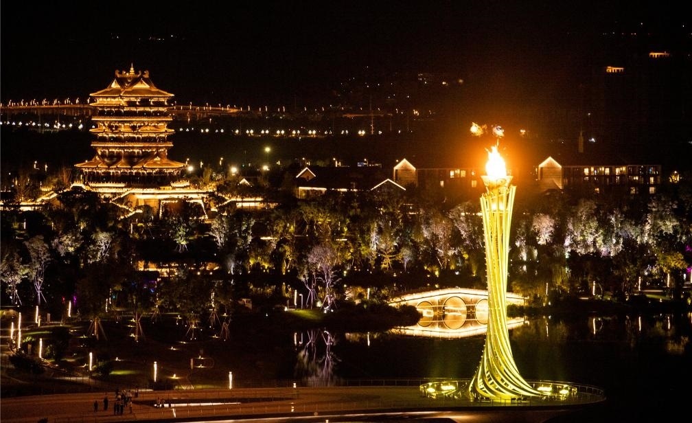 這是7月28日拍攝的成都大運(yùn)會(huì)主火炬。新華社記者曹祎銘攝