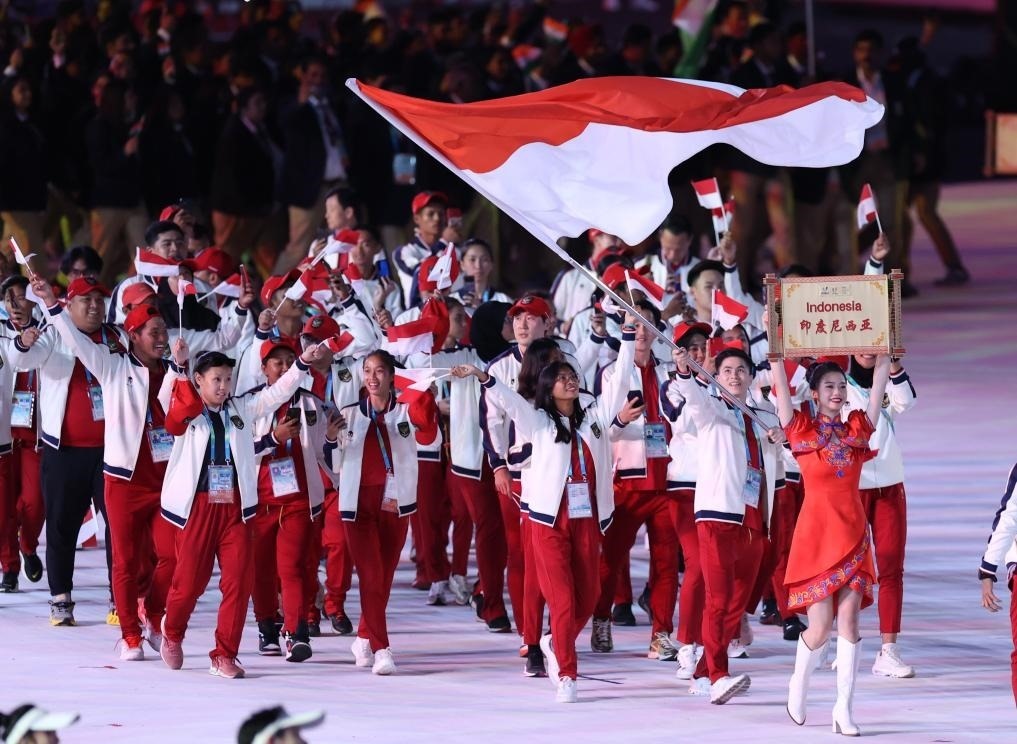 7月28日，印度尼西亞大學(xué)生體育代表團(tuán)在開幕式上入場(chǎng)。新華社記者張麗蕓攝
