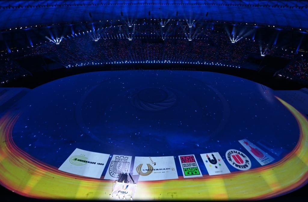 7月28日，國(guó)際大學(xué)生體育聯(lián)合會(huì)會(huì)旗在開幕式上入場(chǎng)。新華社記者劉磊攝