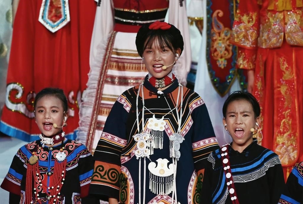 7月28日，吉好有果（中）在開幕式上表演。新華社記者陳澤國(guó)攝