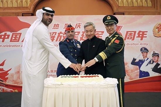 圖為招待會上中阿嘉賓合影。中國駐阿聯(lián)酋大使館供圖