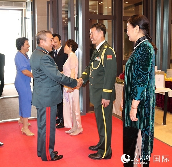 國防武官胡德君大校迎接賓客。人民網(wǎng)記者李強(qiáng)攝
