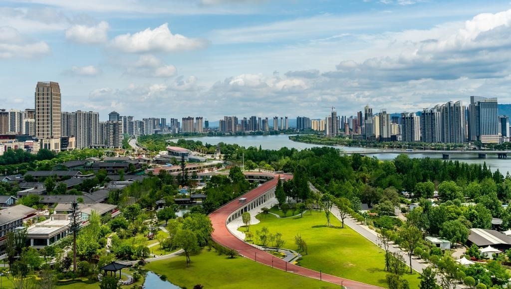 4月30日拍攝的天漢濕地公園景色。新華社發(fā)（李偉 攝）