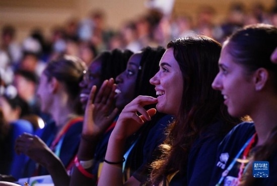 7月29日，外國(guó)運(yùn)動(dòng)員在聯(lián)歡會(huì)現(xiàn)場(chǎng)觀看節(jié)目。新華社記者 張端 攝