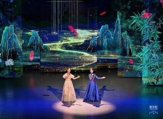 7月29日，演員在聯(lián)歡會(huì)現(xiàn)場(chǎng)演唱。新華社記者 蔡湘鑫 攝