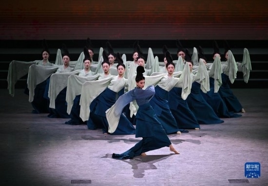 7月29日，演員在聯(lián)歡會(huì)現(xiàn)場(chǎng)表演《只此青綠》。新華社記者 蔡湘鑫 攝