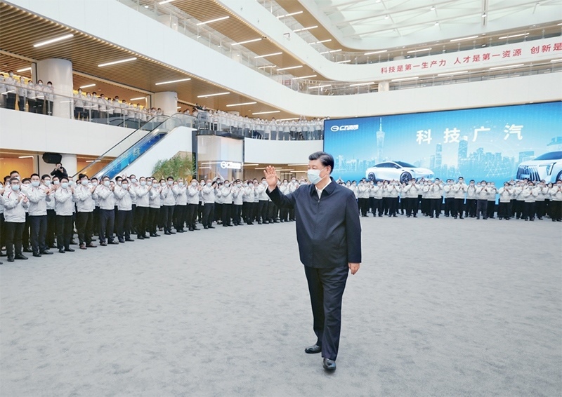2023年4月10日至13日，中共中央總書記、國家主席、中央軍委主席習(xí)近平在廣東考察。這是12日下午，習(xí)近平在廣汽研究院向職工們揮手致意。 新華社記者 鞠鵬/攝