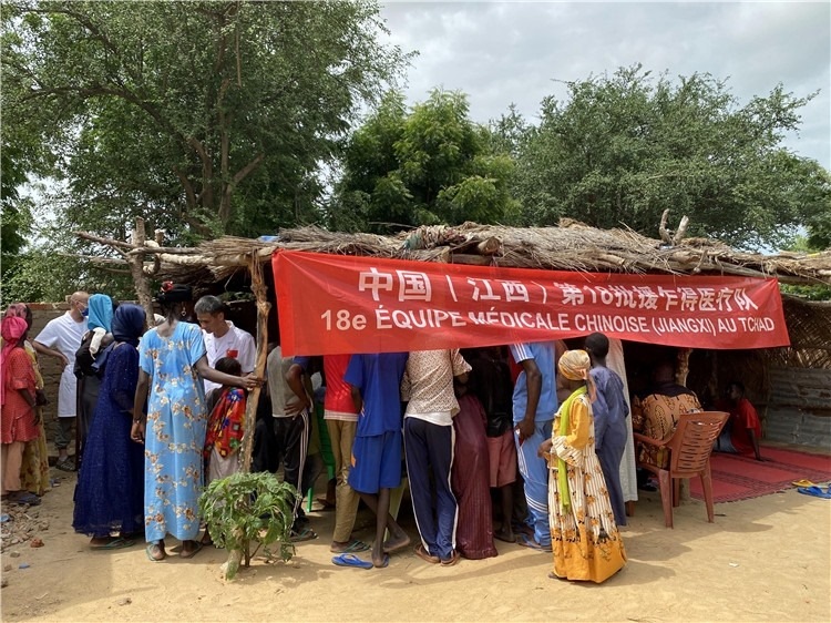 圖為草棚下的就診患者。中國駐乍得醫(yī)療隊供圖