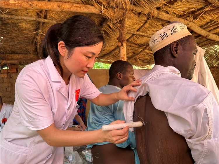 圖為吉安市中心人民醫(yī)院中醫(yī)科副主任醫(yī)師王李妮為患者進行針灸治療。中國駐乍得醫(yī)療隊提供