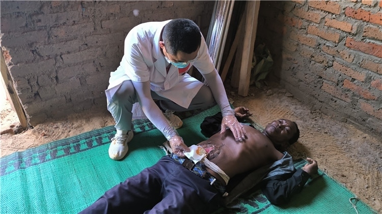 圖為南昌大學(xué)第二附屬醫(yī)院胃腸外科主治醫(yī)師周智勇檢查切口疝患者。中國駐乍得醫(yī)療隊供圖