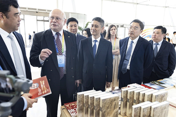 與會嘉賓參觀主題書展。人民畫報社供圖