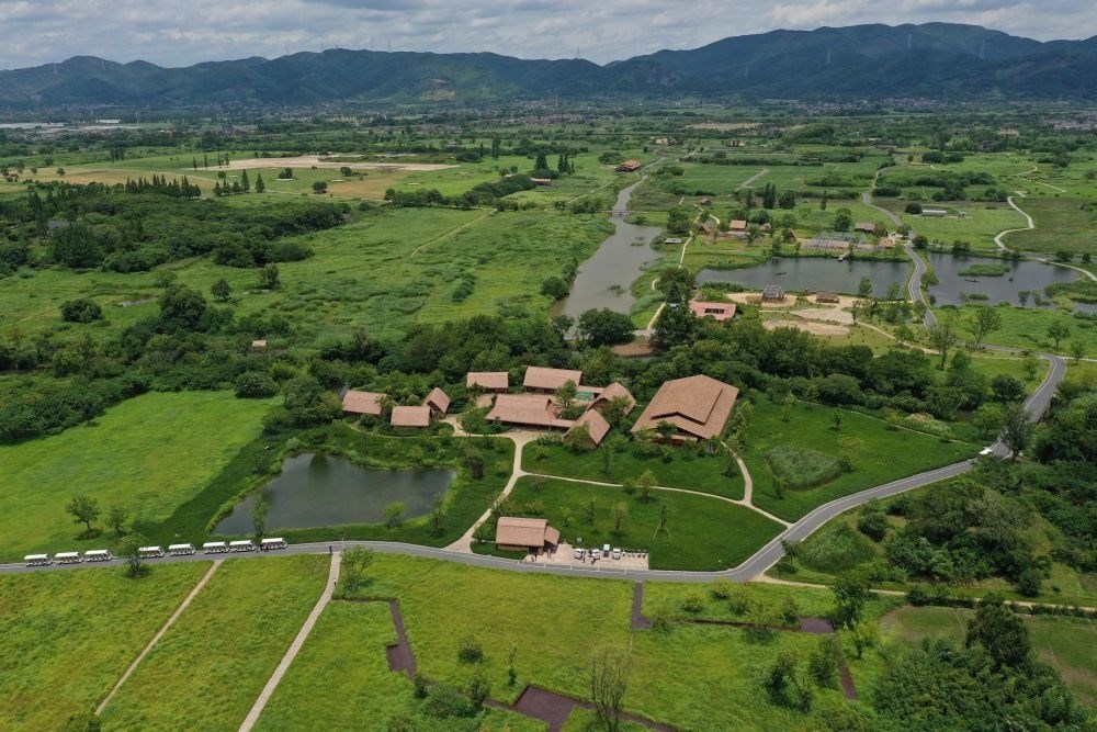 這是在浙江省杭州市余杭區(qū)拍攝的良渚古城遺址公園（2022年7月6日攝，無(wú)人機(jī)照片）。新華社記者 黃宗治 攝