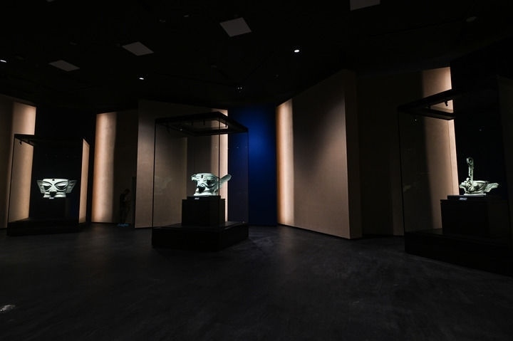 7月26日在三星堆博物館新館拍攝的展品。新華社記者 王曦 攝