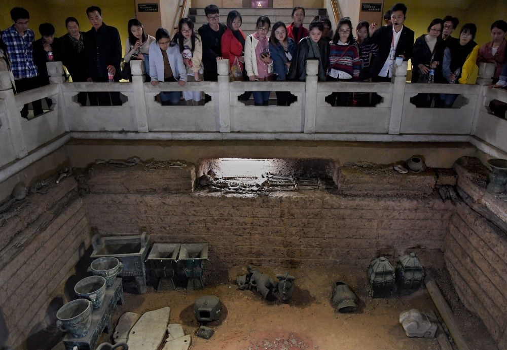 游客在河南安陽(yáng)殷墟宮殿宗廟遺址內(nèi)的婦好墓參觀（2018年10月12日攝）。新華社記者 李安 攝