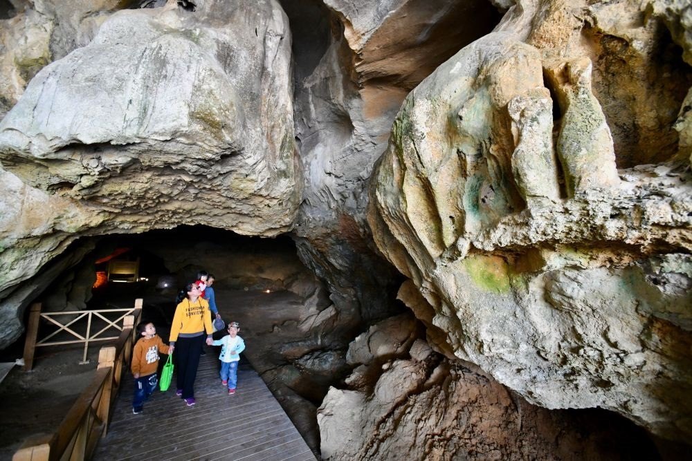 游人在位于福建省三明市三元區(qū)巖前鎮(zhèn)的萬(wàn)壽巖遺址船帆洞游覽（2020年4月9日攝）。新華社記者 姜克紅 攝