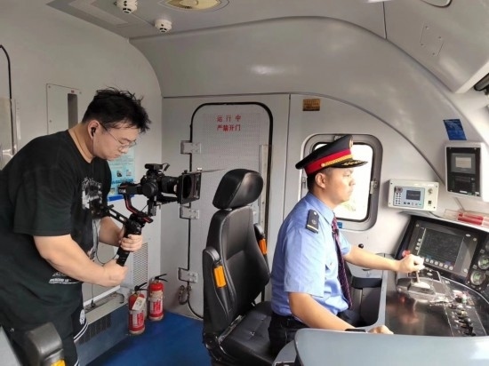 記者采訪中歐班列（成都）首發(fā)司機仲俊斕。成都機務段供圖