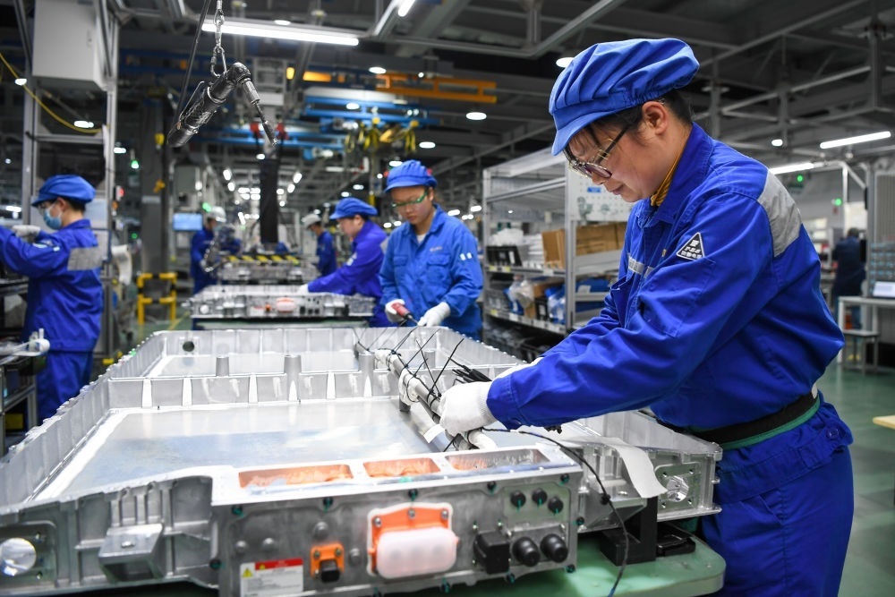 在位于江蘇常州溧陽的上汽時(shí)代動(dòng)力電池系統(tǒng)有限公司，工人在車間進(jìn)行電池生產(chǎn)（2023年2月16日攝）。常州市擁有鋰電池電芯及配套生產(chǎn)企業(yè)120余家，動(dòng)力電池產(chǎn)業(yè)2022年實(shí)現(xiàn)產(chǎn)值超1700億元。新華社記者 李博 攝