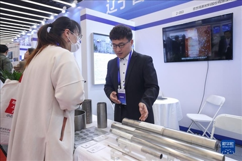 4月8日，參展商在2023中國中小企業(yè)發(fā)展大會“專精特新”中小企業(yè)展覽會上向觀眾介紹產(chǎn)品。新華社記者 龍雷 攝