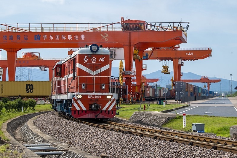△2023年7月25日，在浙江省金華市華東國際聯(lián)運(yùn)港，一輛“義新歐”中歐班列裝載著110個(gè)標(biāo)箱日用百貨、家用電器、家裝材料等貨物，啟程駛向哈薩克斯坦。