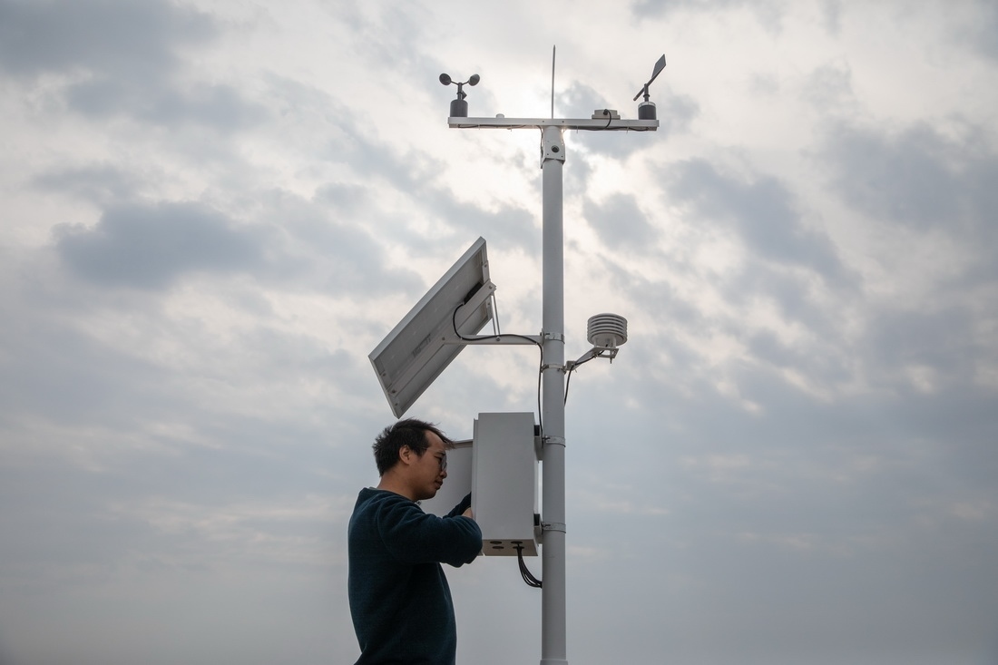 在北大荒集團(tuán)閆家崗農(nóng)場(chǎng)有限公司農(nóng)業(yè)現(xiàn)代化示范區(qū)，工作人員在調(diào)試氣象設(shè)備（4月27日攝）。新華社記者 張濤 攝