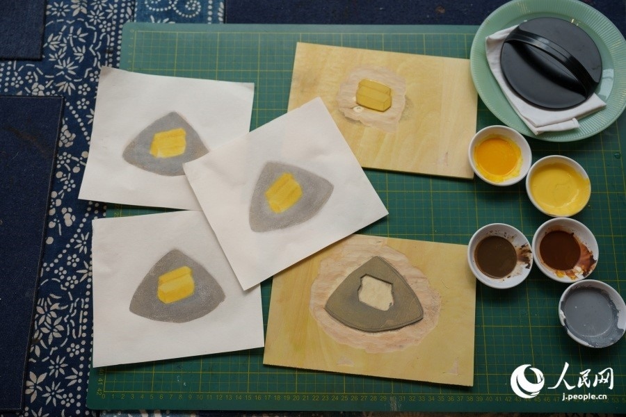 圖為丁未堂創(chuàng)作的木版畫及木版。人民網(wǎng)記者 張若涵攝