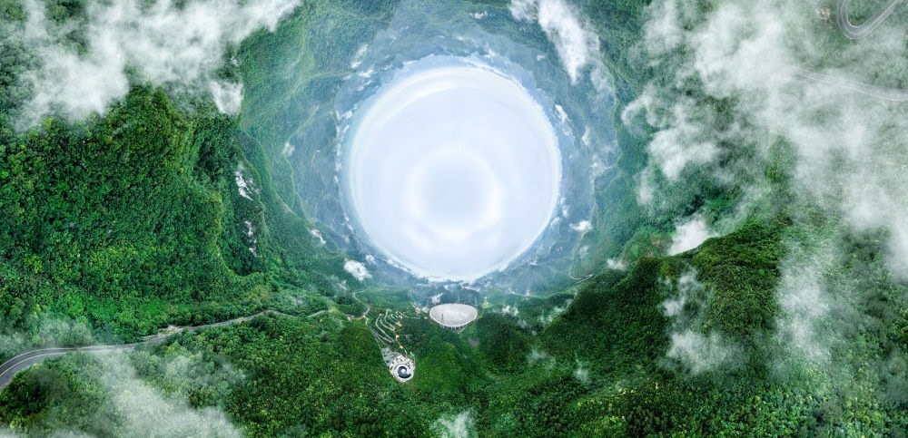 6月22日拍攝的“中國(guó)天眼”全景（維護(hù)保養(yǎng)期間拍攝，無(wú)人機(jī)全景拼接照片）。新華社記者 歐東衢 攝