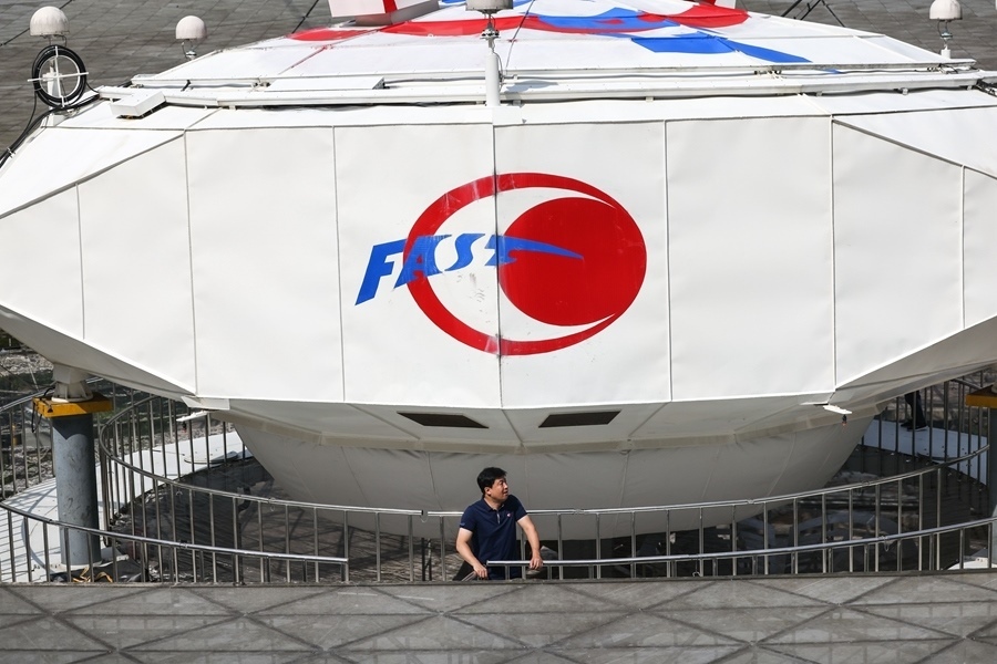 2022年8月25日，F(xiàn)AST運(yùn)行和發(fā)展中心常務(wù)副主任、總工程師姜鵬在饋源艙前（維護(hù)保養(yǎng)期間拍攝）。新華社記者 歐東衢 攝