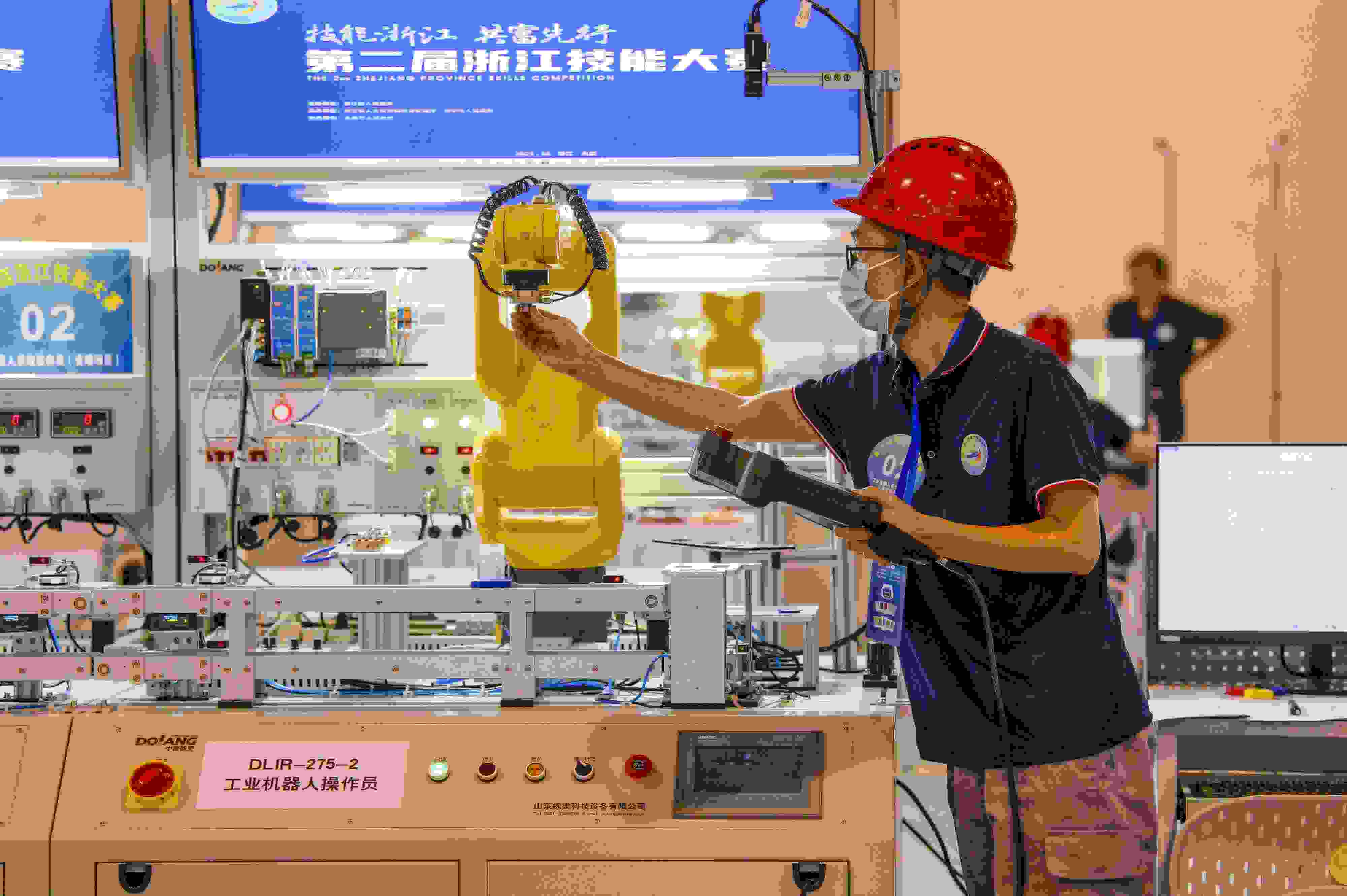 2023年6月19日，第二屆浙江技能大賽在永康市國際會(huì)展中心舉行。參賽選手在進(jìn)行工業(yè)機(jī)器人系統(tǒng)操作員項(xiàng)目比賽。