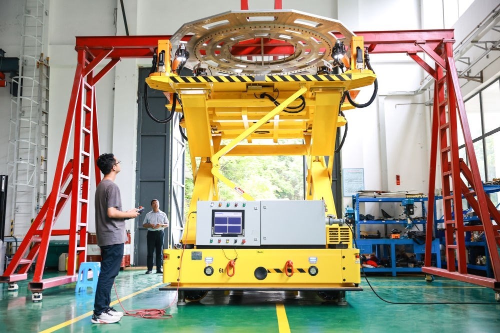 7月26日，工作人員在調(diào)試饋源接收機(jī)拆裝機(jī)器人。新華社記者 歐東衢 攝