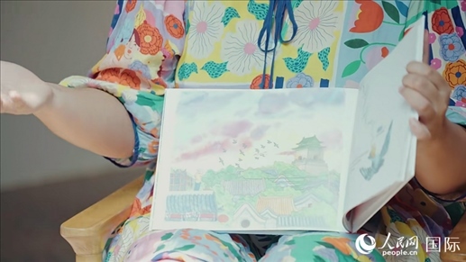 柳芭向人民網(wǎng)記者展示自己的作品。人民網(wǎng) 張若涵攝