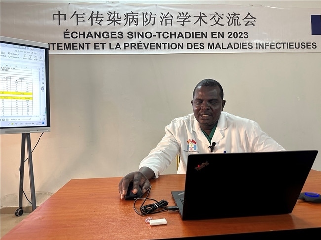 圖為中乍友誼醫(yī)院兒科護士長穆罕默德·阿米勒·阿里授課。中國援乍得醫(yī)療隊供圖