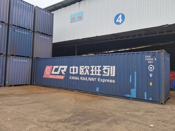 即將以“中老鐵路+中歐班列”模式過境運(yùn)輸?shù)募b箱。朱益孝攝