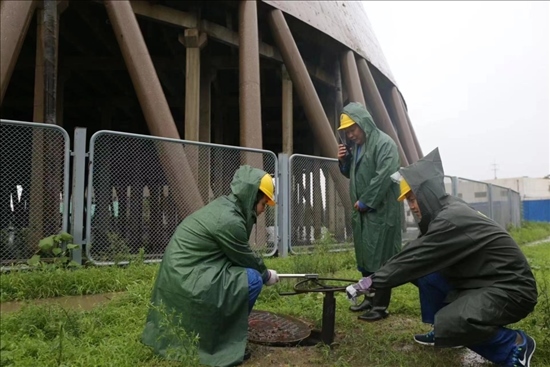 華能北京熱電廠員工操作排水閥降低水塔水位。 受訪者供圖