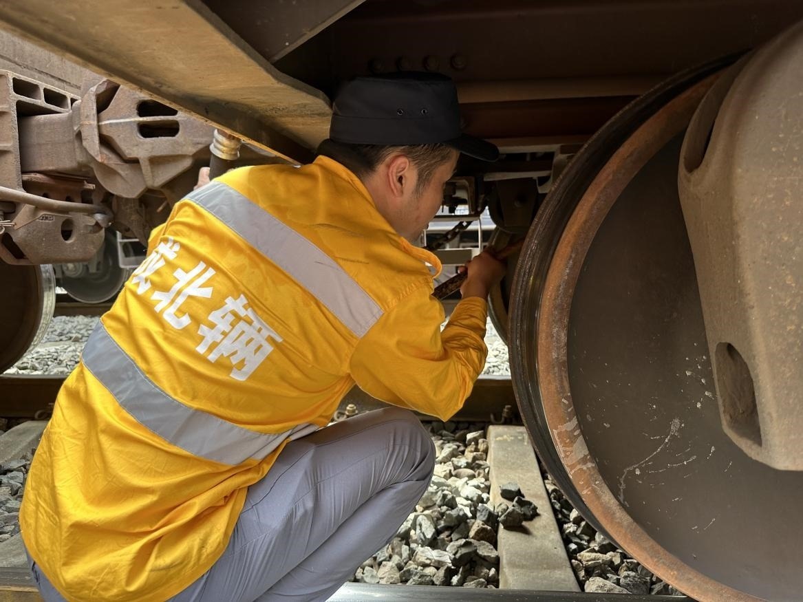 劉偉在進(jìn)行列車檢查工作。人民網(wǎng) 王紹紹攝