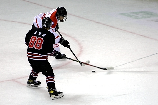 陜西隊(duì)球員馬思成與黑龍江隊(duì)球員王泓博爭(zhēng)搶。人民網(wǎng)記者 胡雪蓉?cái)z