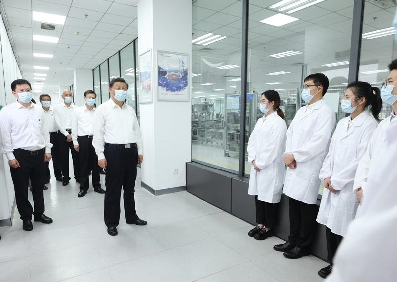 2023年7月6日，習(xí)近平總書記在江蘇南京市考察南瑞集團(tuán)有限公司，同年輕研發(fā)人員親切交流。