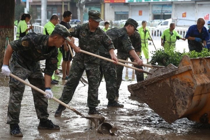 武警河北總隊(duì)保定支隊(duì)官兵在涿州市城西107國(guó)道沿線(xiàn)清理淤泥（8月5日攝）。新華社發(fā)（王紅強(qiáng) 攝）
