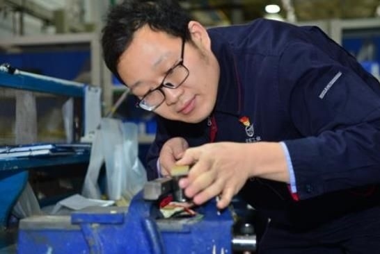 工作中的方文墨。航空工業(yè)沈飛供圖