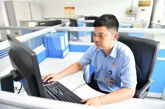 工作中的康凱。航空工業(yè)沈飛供圖