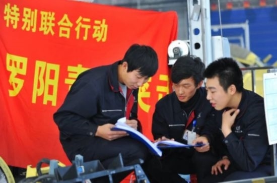 在工作中的“羅陽(yáng)青年突擊隊(duì)”隊(duì)員。航空工業(yè)沈飛供圖