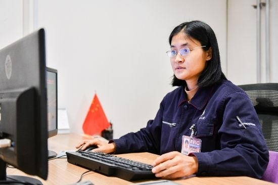 工作中的劉艷梅。航空工業(yè)沈飛供圖